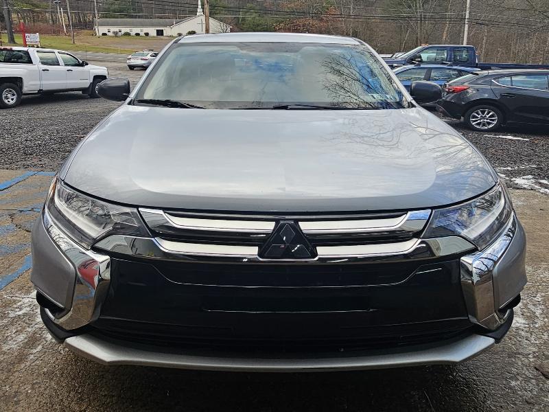 2017 Mitsubishi Outlander ES's photo