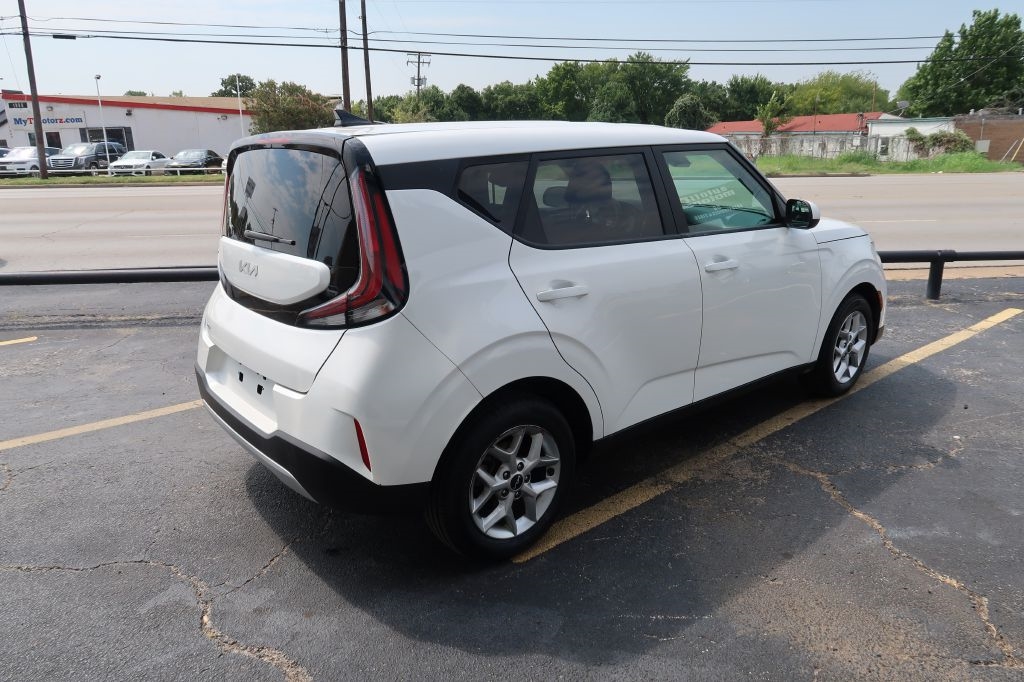 2023 Kia Soul LX photo 4