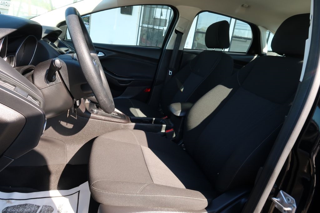 2017 Ford Focus Sedan photo 2