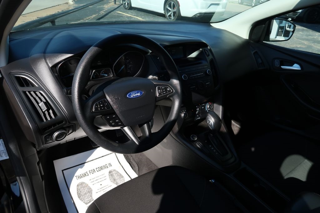 2017 Ford Focus Sedan photo 3