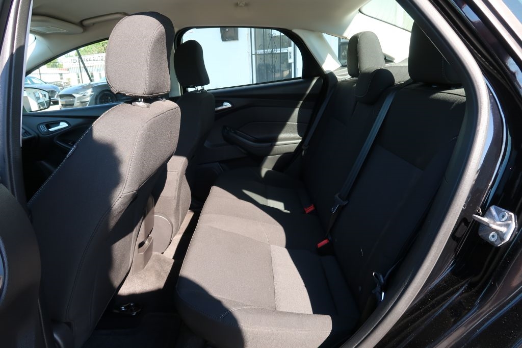 2017 Ford Focus Sedan photo 4