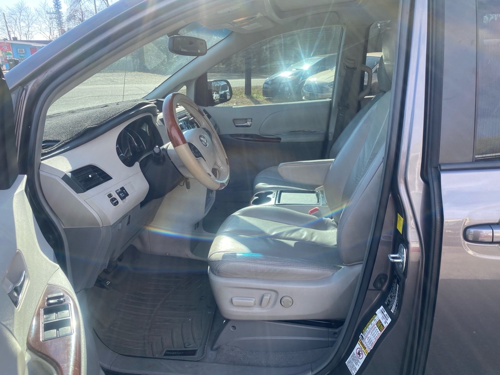 Toyota Sienna  2011