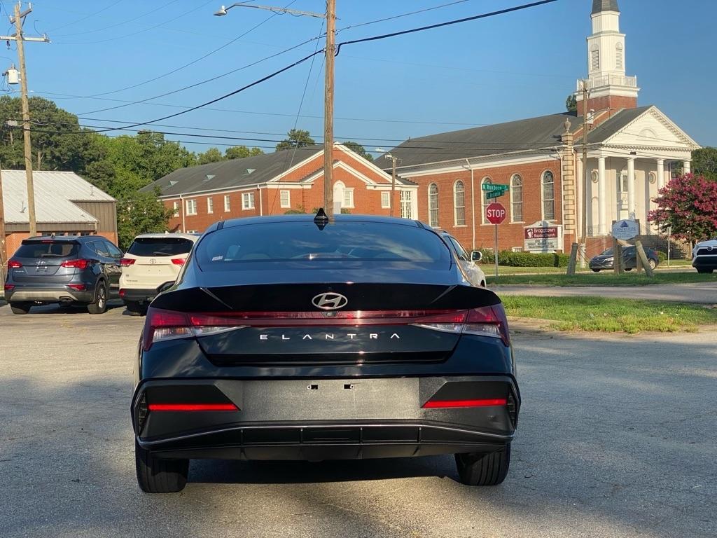 Hyundai Elantra  2024