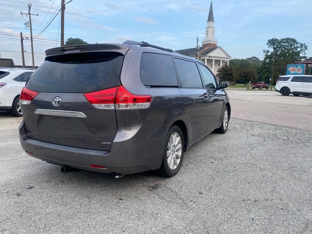 Toyota Sienna  2013