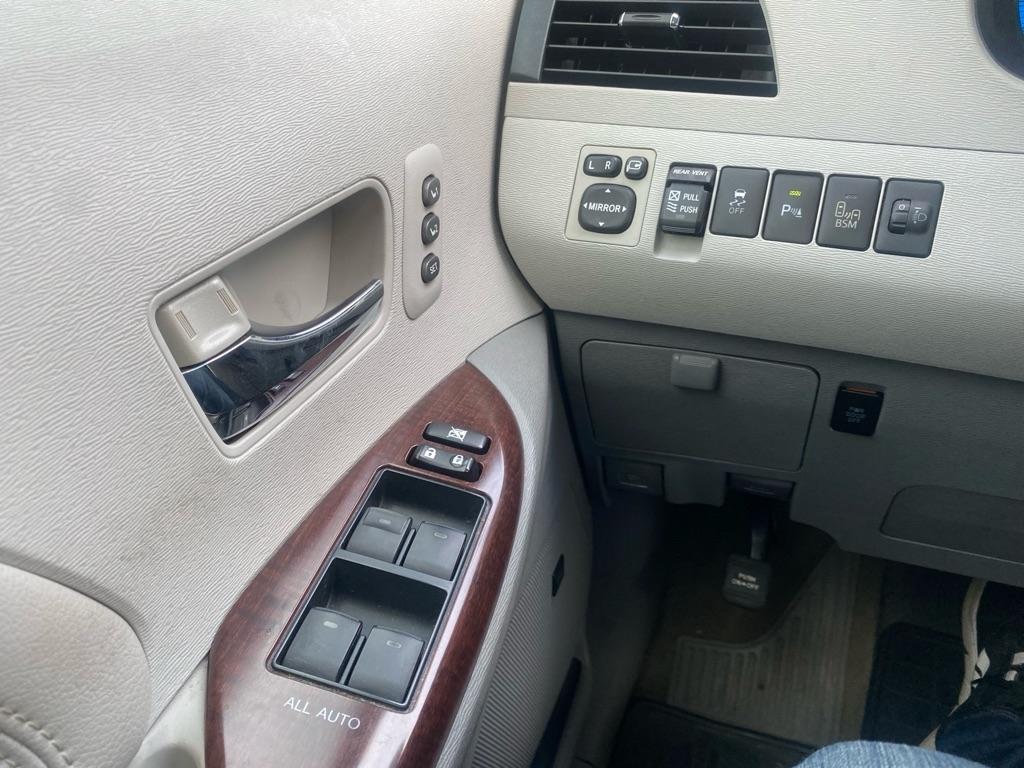 Toyota Sienna  2013