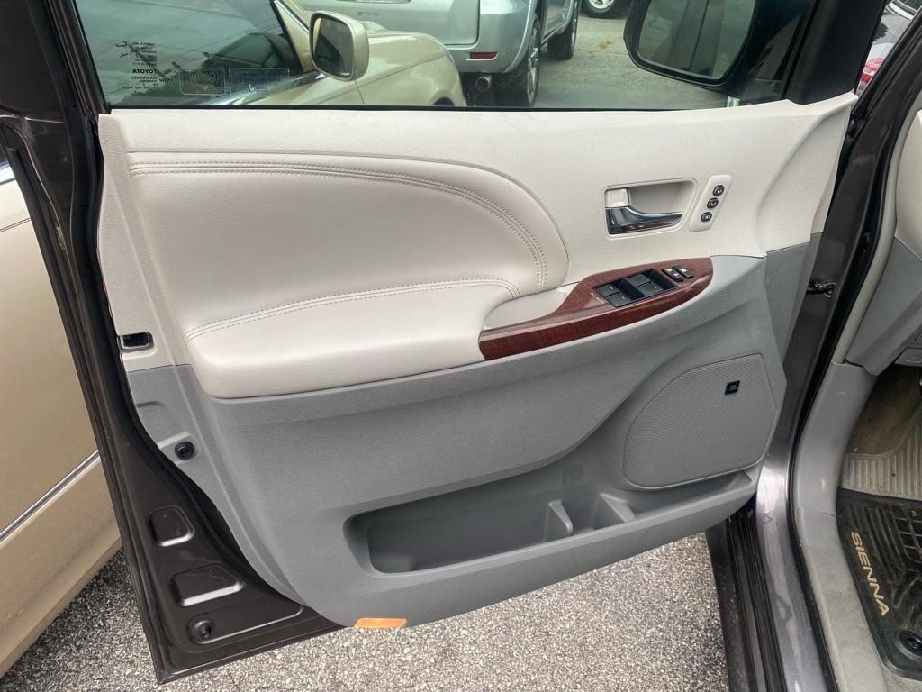 Toyota Sienna  2013