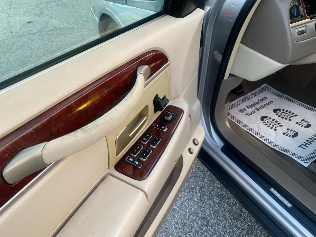 Lincoln Town Car  2004