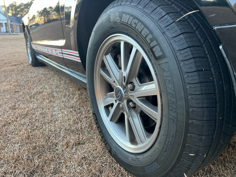 Ford Mustang V6 Deluxe Convertible 2005