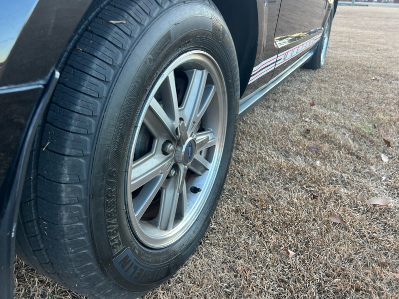 Ford Mustang V6 Deluxe Convertible 2005