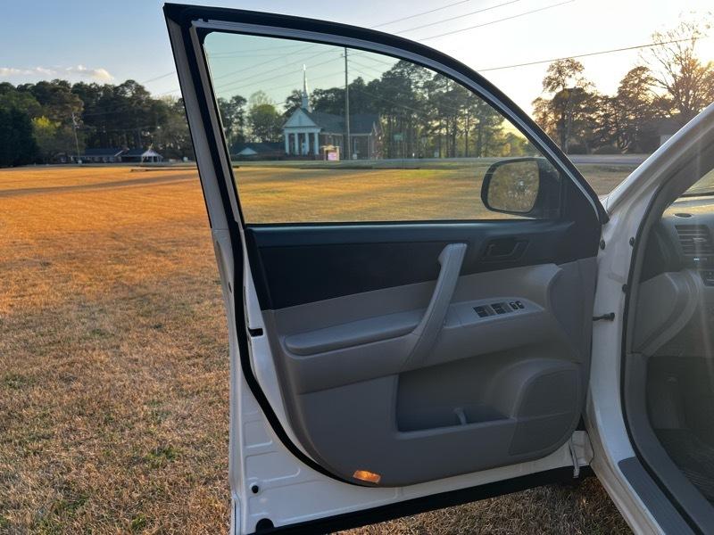 Toyota Highlander Base 4WD 2010