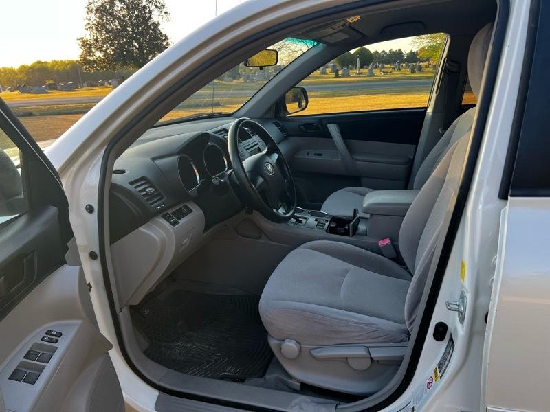 Toyota Highlander Base 4WD 2010