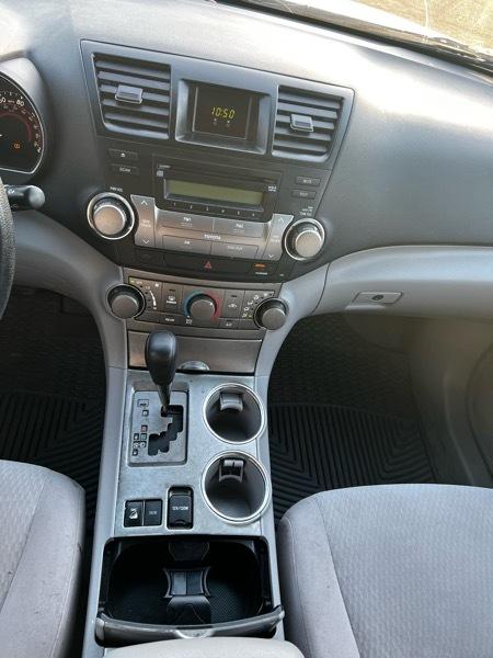 Toyota Highlander Base 4WD 2010