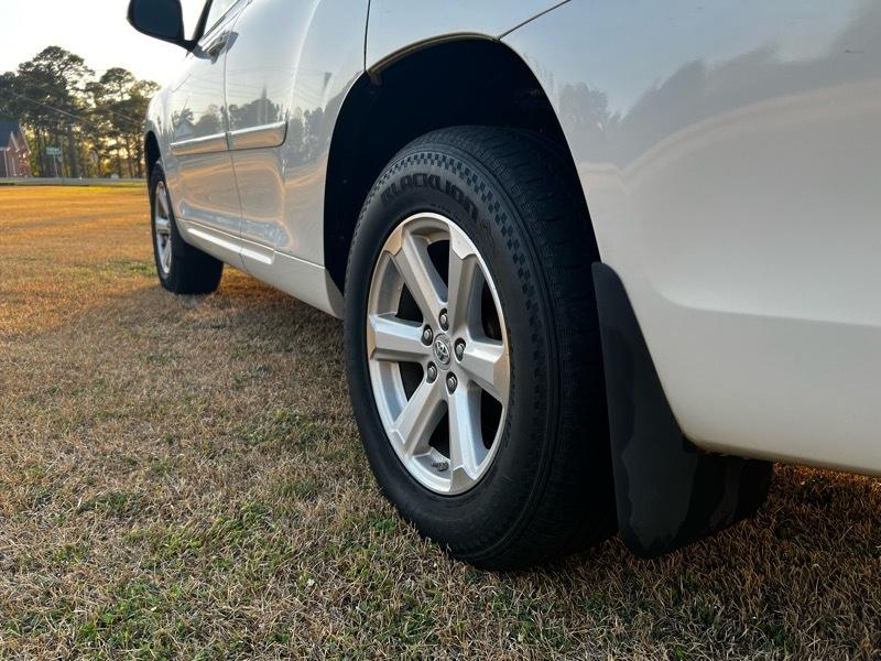 Toyota Highlander Base 4WD 2010