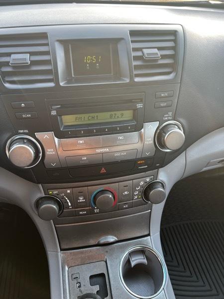 Toyota Highlander Base 4WD 2010