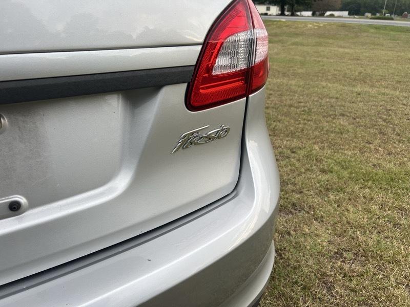 2011 Ford Fiesta SE - Photo 11