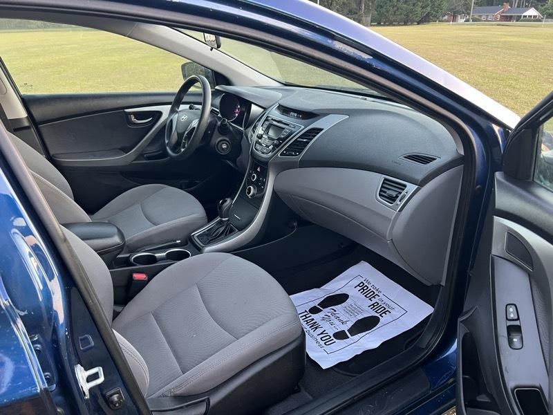 Hyundai Elantra SE 6AT 2016