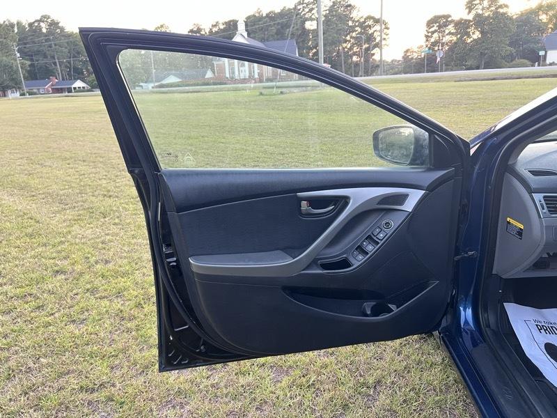 Hyundai Elantra SE 6AT 2016