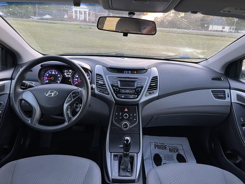Hyundai Elantra SE 6AT 2016
