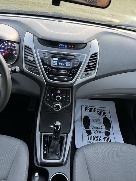 Hyundai Elantra SE 6AT 2016