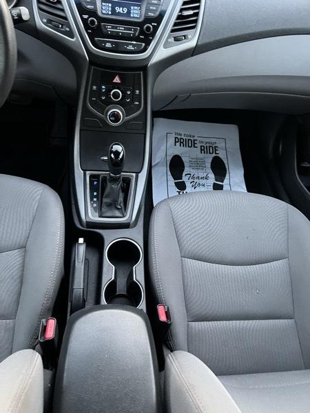 Hyundai Elantra SE 6AT 2016
