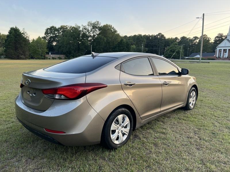 Hyundai Elantra SE 6AT 2016
