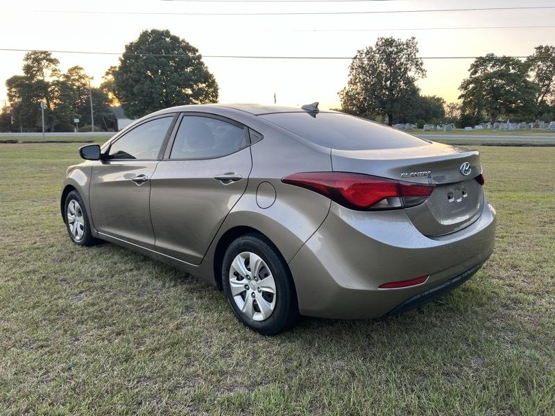 Hyundai Elantra SE 6AT 2016