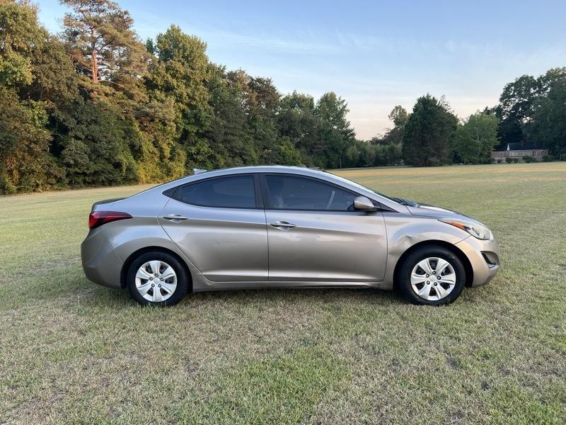 Hyundai Elantra SE 6AT 2016