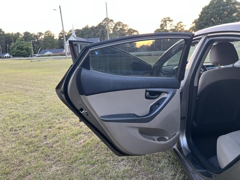 Hyundai Elantra SE 6AT 2016