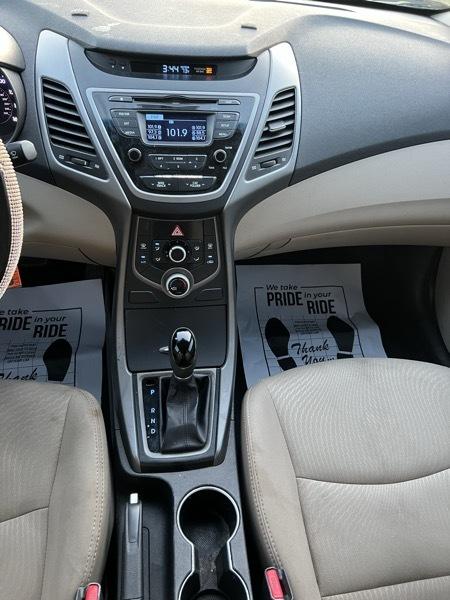 Hyundai Elantra SE 6AT 2016