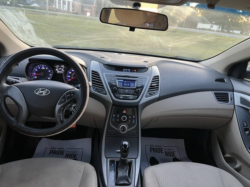 Hyundai Elantra SE 6AT 2016