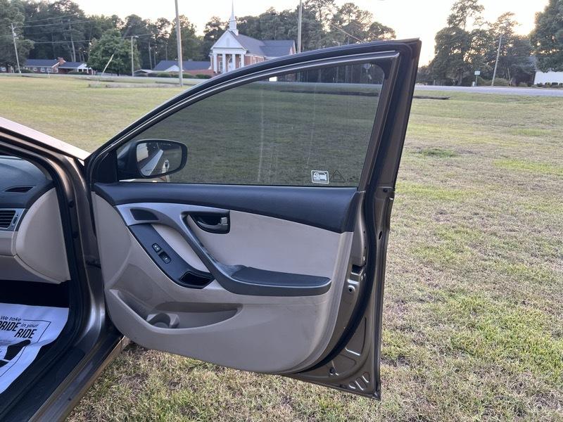 Hyundai Elantra SE 6AT 2016