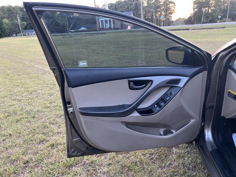 Hyundai Elantra SE 6AT 2016