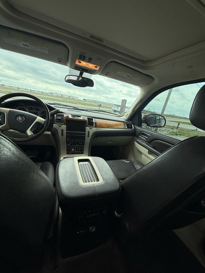 Cadillac Escalade ESV AWD Platinum 2011