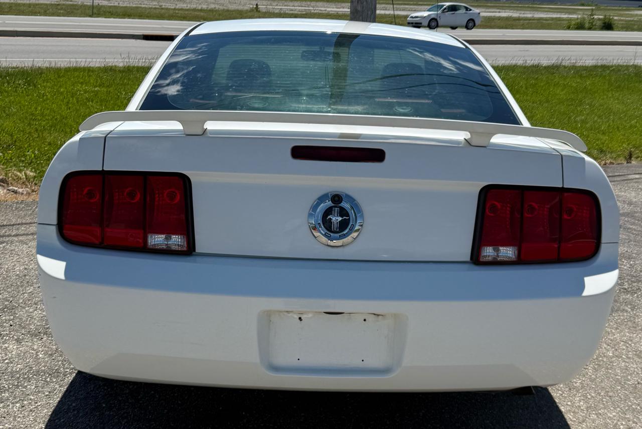 Ford Mustang V6 Deluxe Coupe 2005