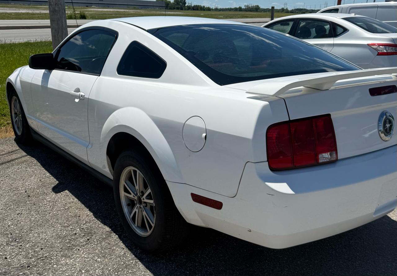 Ford Mustang V6 Deluxe Coupe 2005