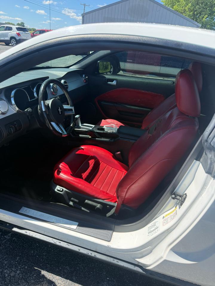 Ford Mustang V6 Deluxe Coupe 2005