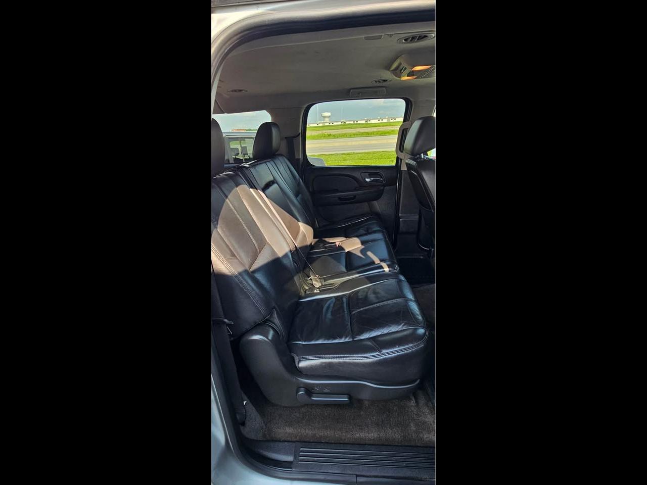 Chevrolet Suburban LT 1500 4WD 2011