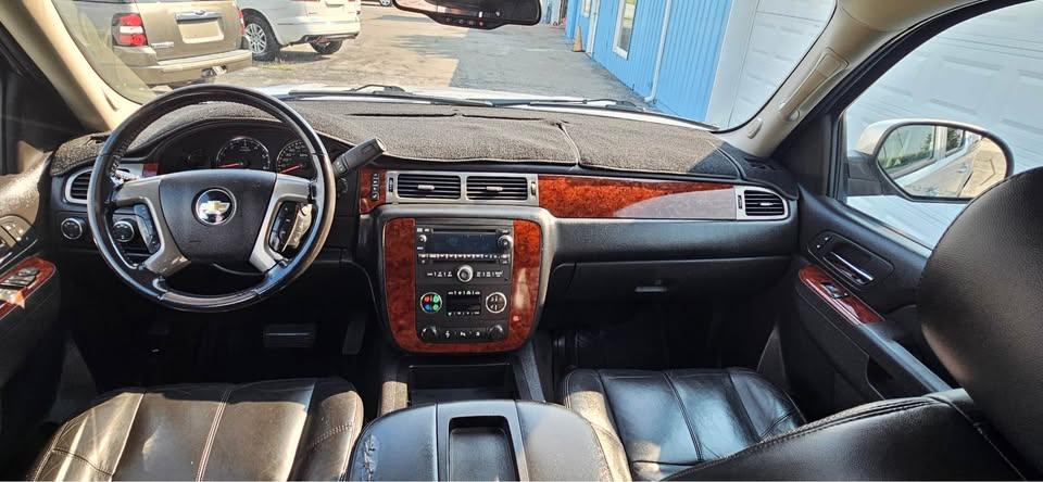Chevrolet Suburban LT 1500 4WD 2011