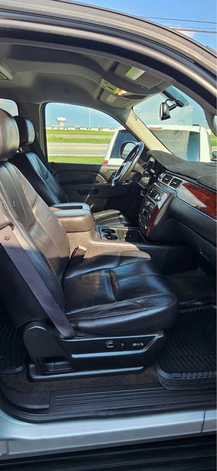Chevrolet Suburban LT 1500 4WD 2011