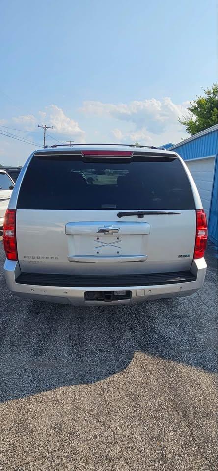 Chevrolet Suburban LT 1500 4WD 2011