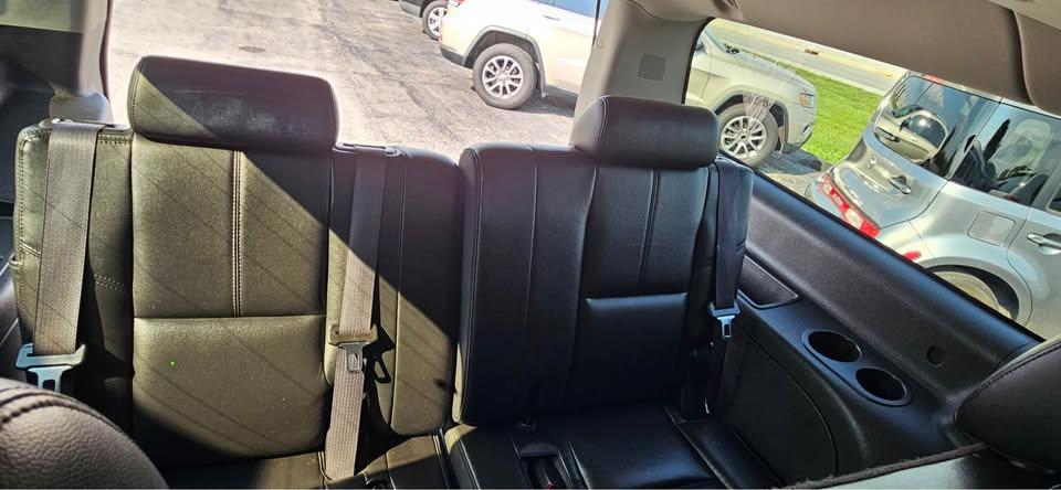 Chevrolet Suburban LT 1500 4WD 2011
