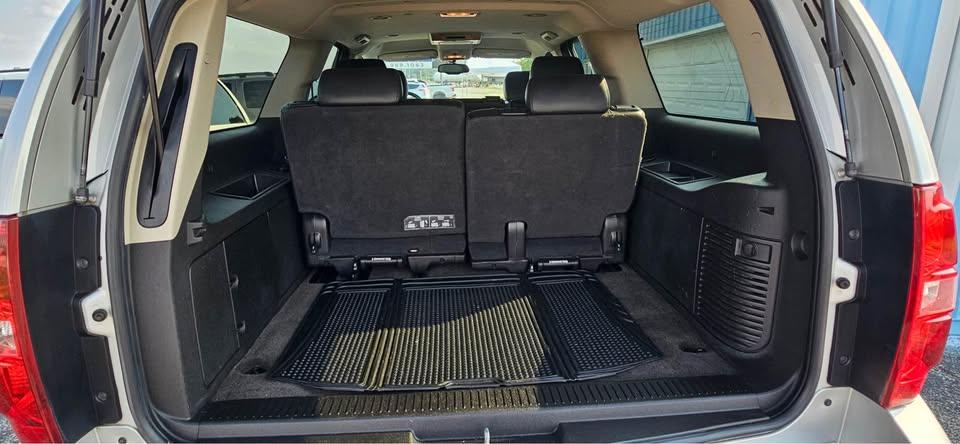 Chevrolet Suburban LT 1500 4WD 2011