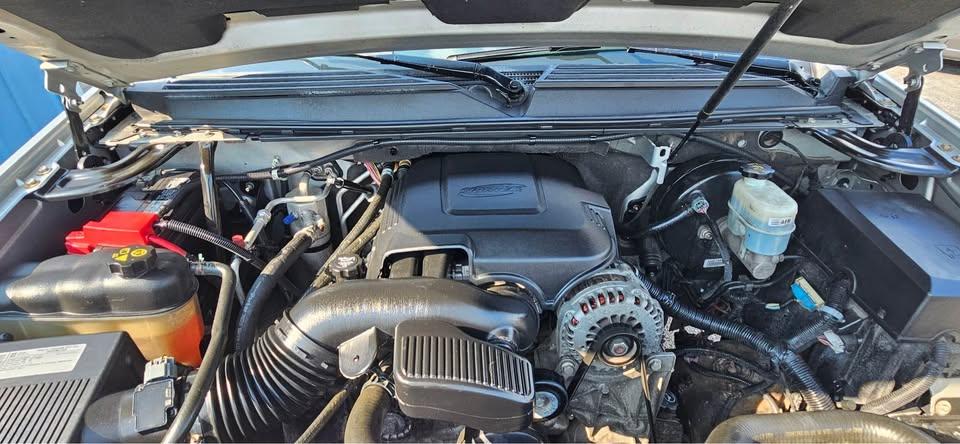 Chevrolet Suburban LT 1500 4WD 2011