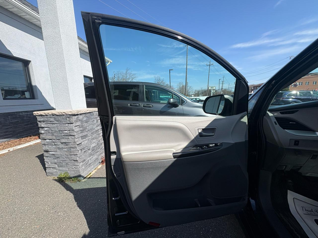 Toyota Sienna LE FWD 8-Passenger (Natl) 2020