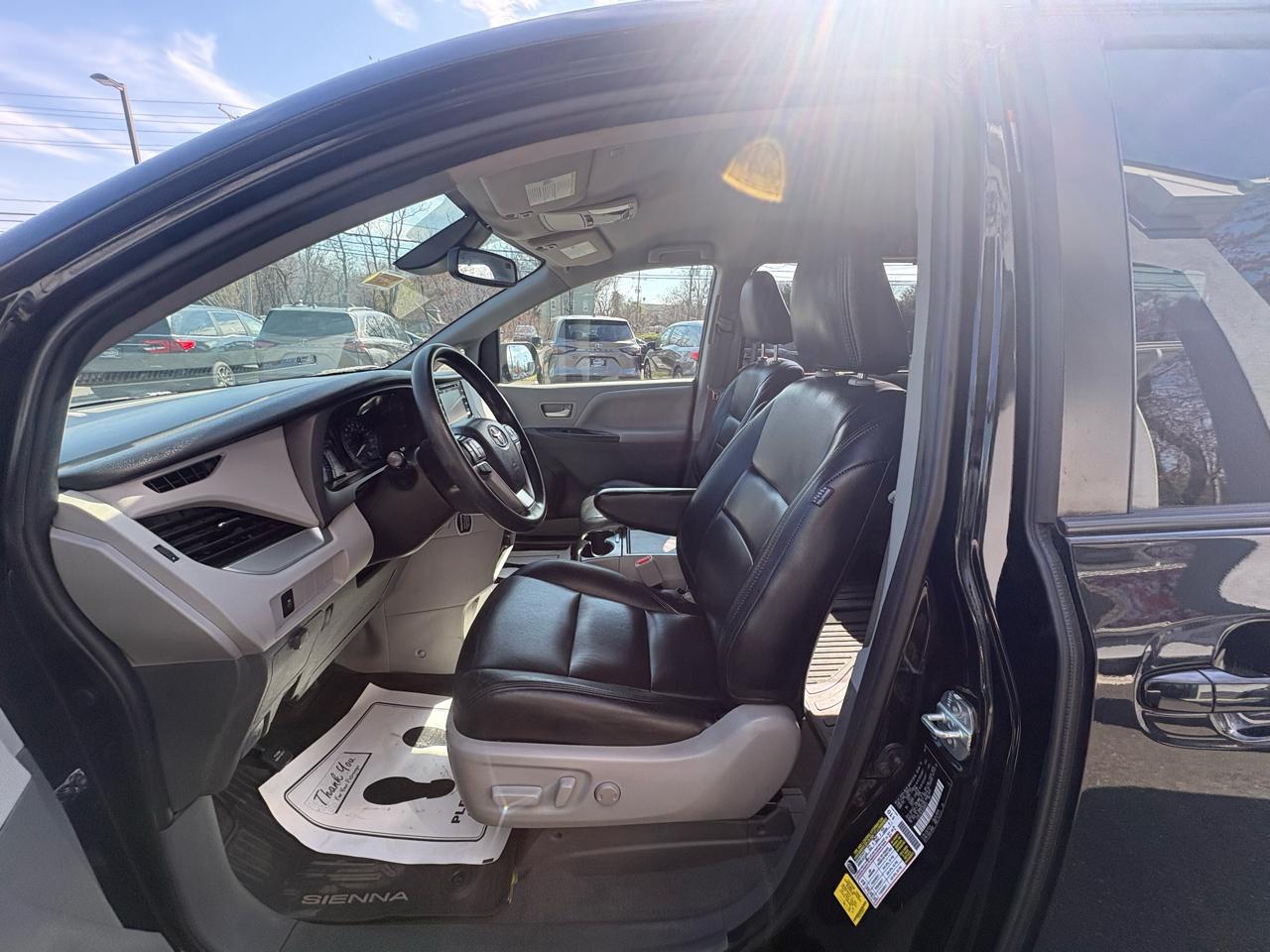 Toyota Sienna LE FWD 8-Passenger (Natl) 2020