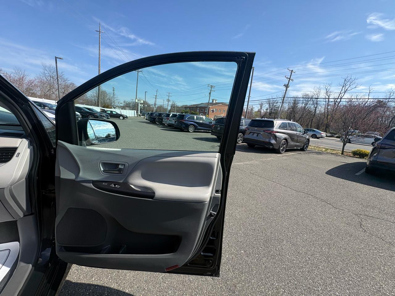 Toyota Sienna LE FWD 8-Passenger (Natl) 2020