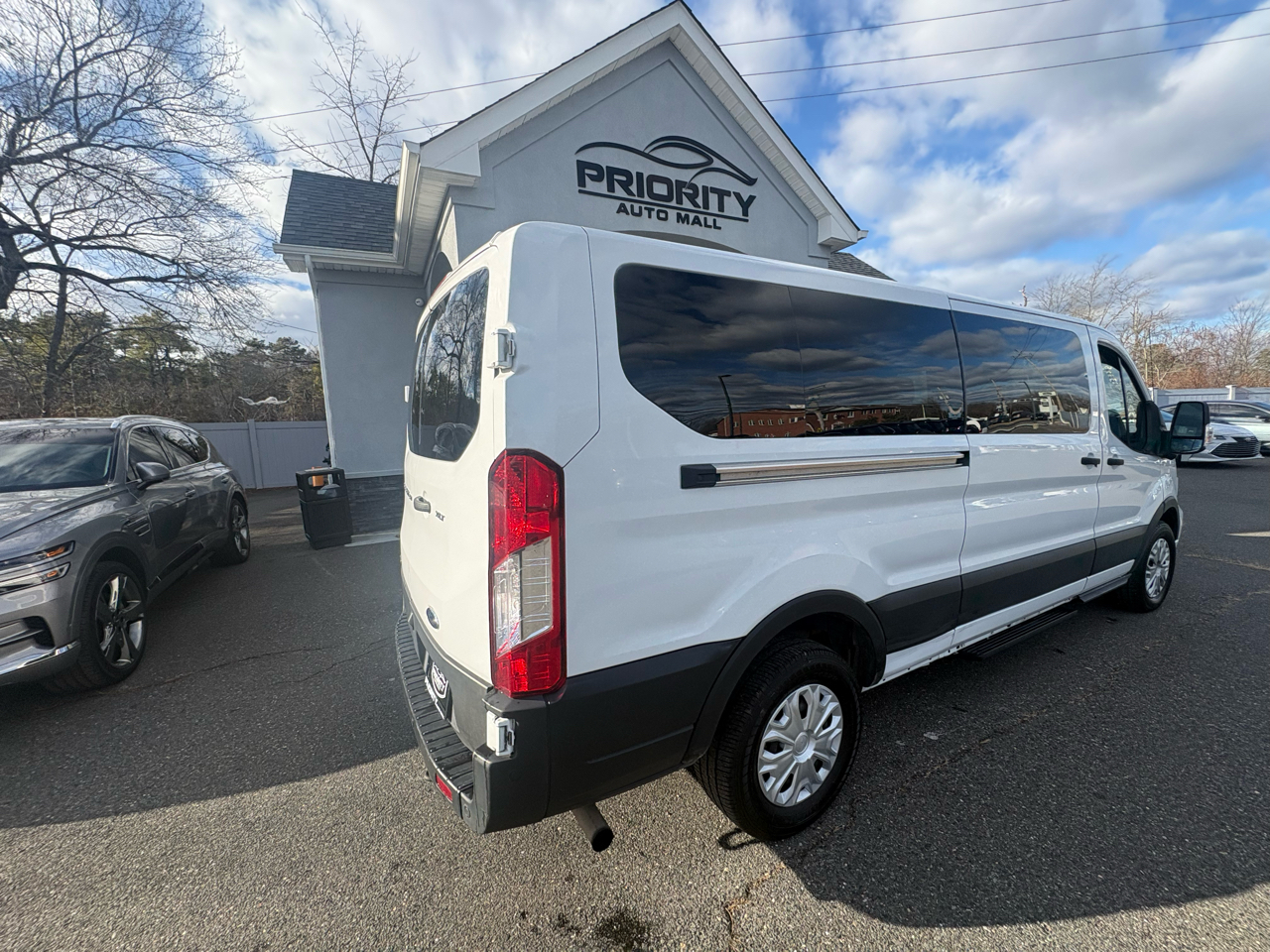 Ford T350 Vans XLT Wgn Low Roof 148 2023