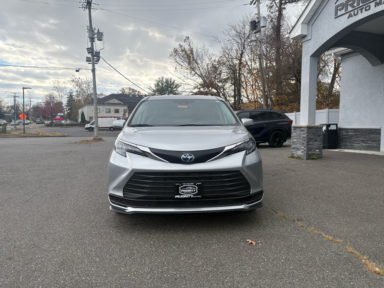 Toyota Sienna LE FWD 8-Passenger (Natl) 2024