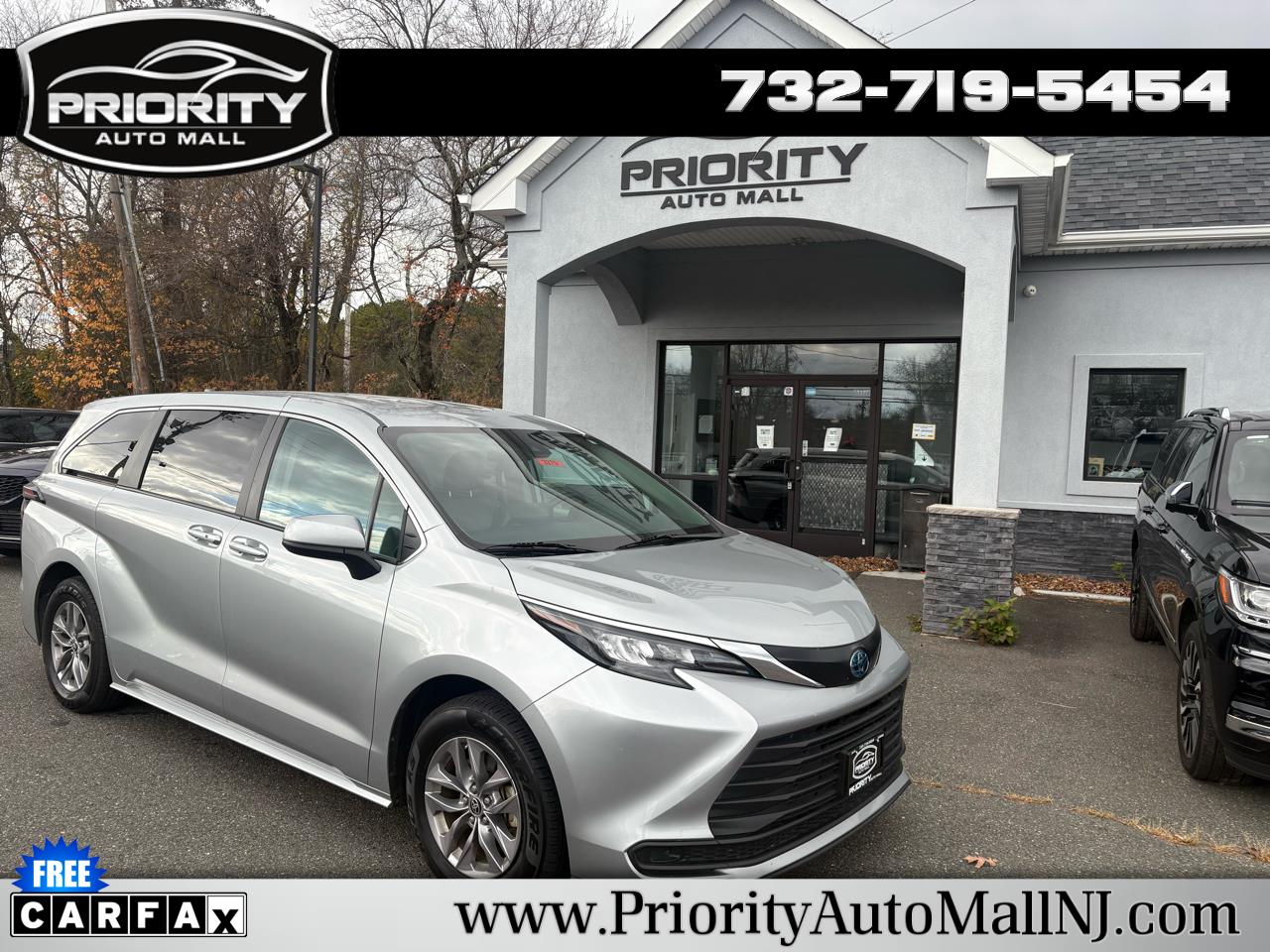 2024 Toyota Sienna LE's photo