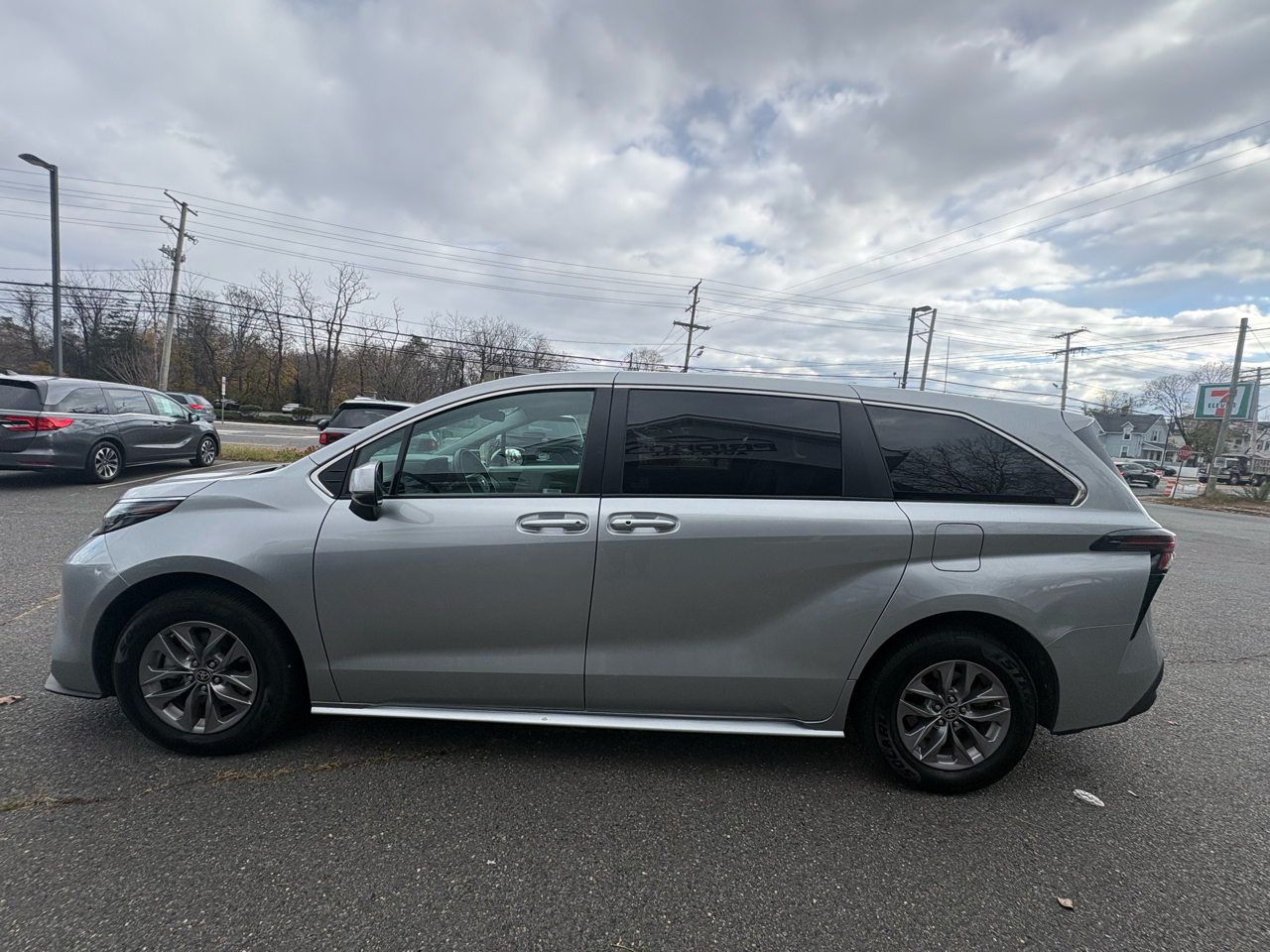 Toyota Sienna LE FWD 8-Passenger (Natl) 2024